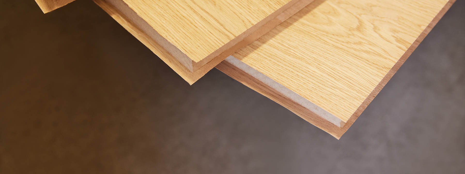 Mehrere furnierte Holzwerkstoffplatten mit heller Holzoberfl&auml;che und sauber bearbeiteten Kanten