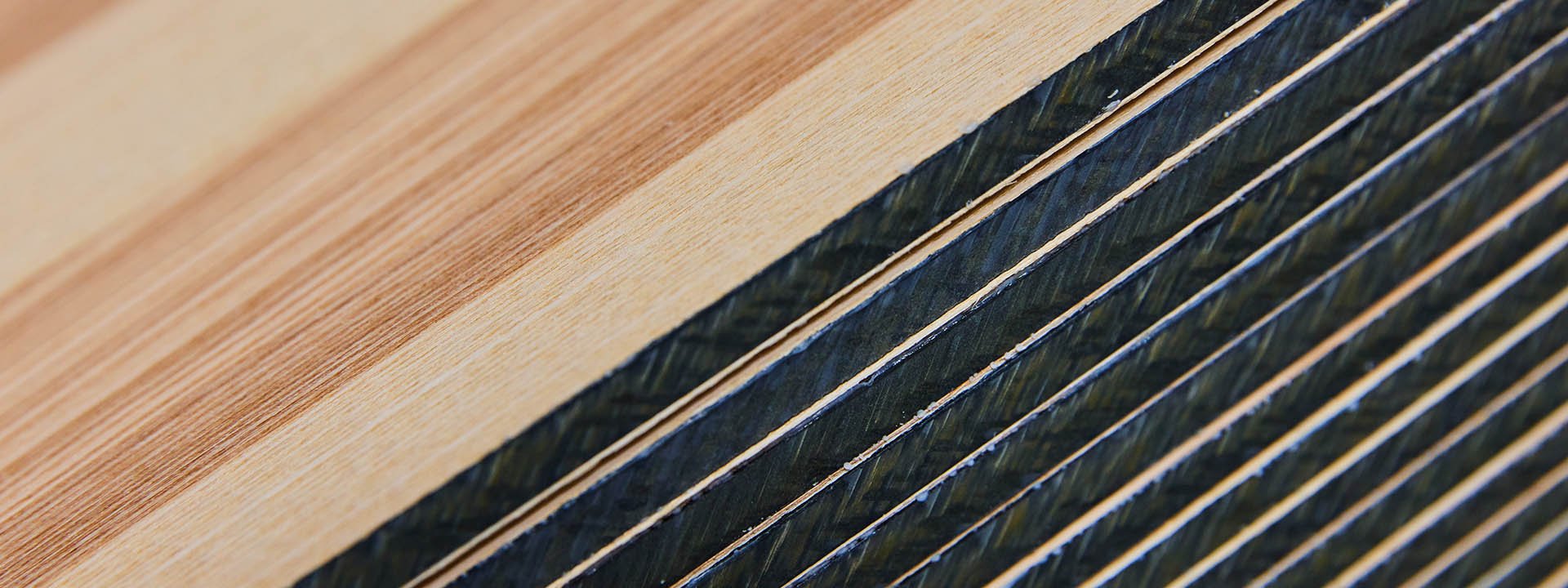 Gestapelte Holzwerkstoffplatten mit dunkler Beschichtung und heller Holzoberfl&auml;che