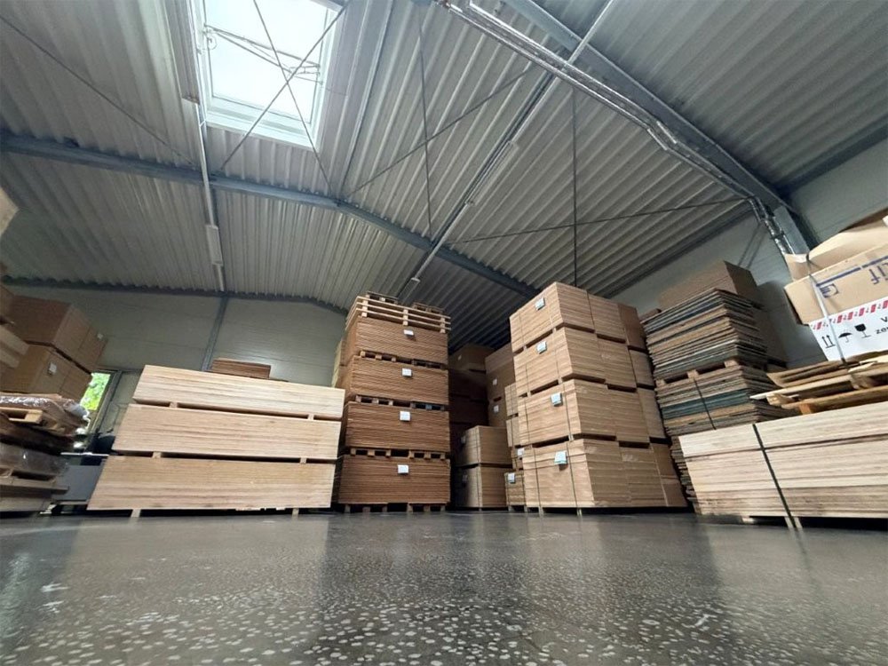 Gelagerte Holzwerkstoffplatten und Materialstapel in der Lagerhalle von Eickhoff Holzbearbeitung